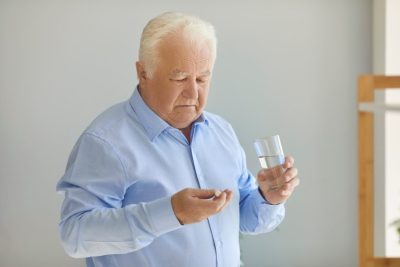 persona mayor tomando anticoagulantes